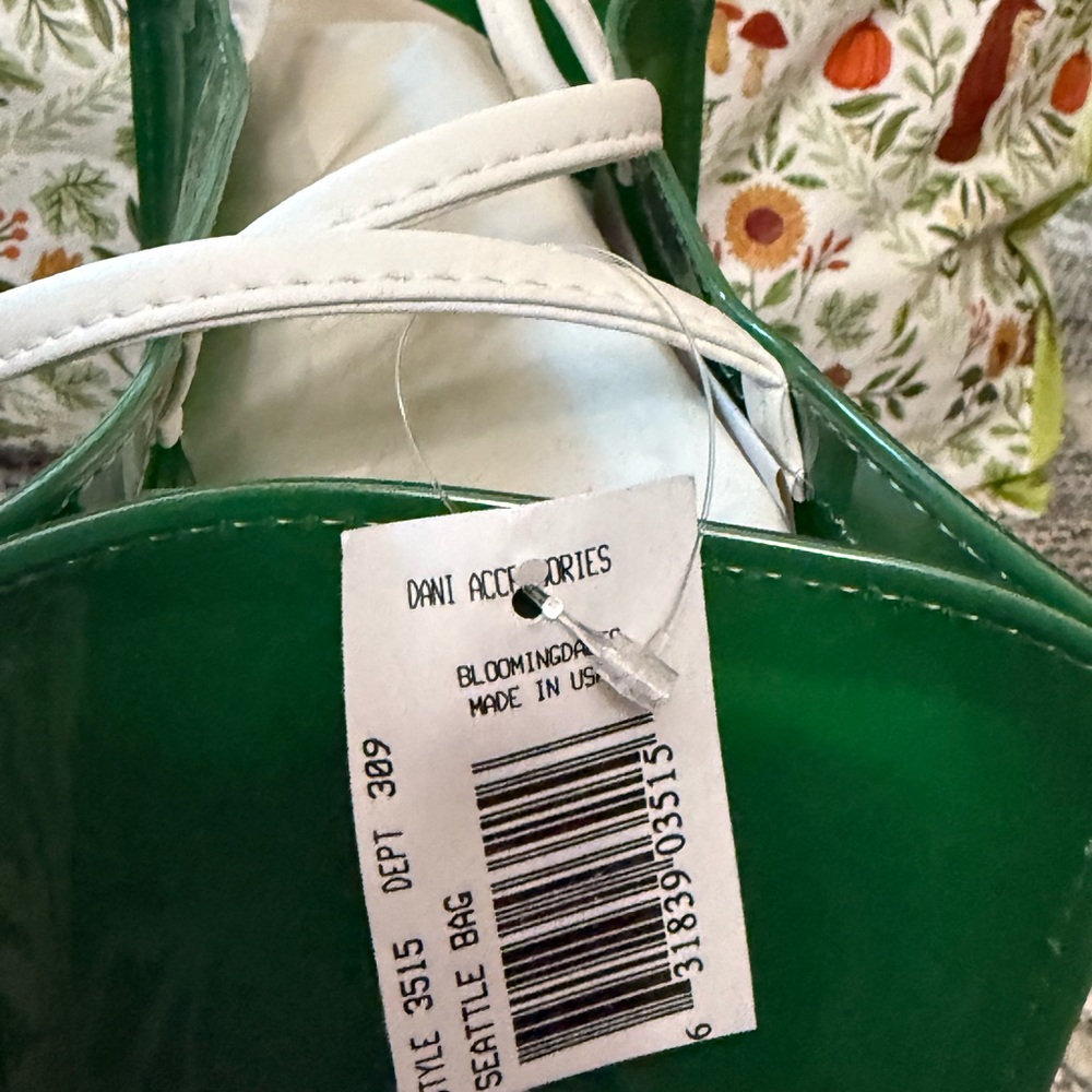 Bloomingdale’s Bloomies Little Seattle Bag exclusive green tote NWT - Picture 3 of 3